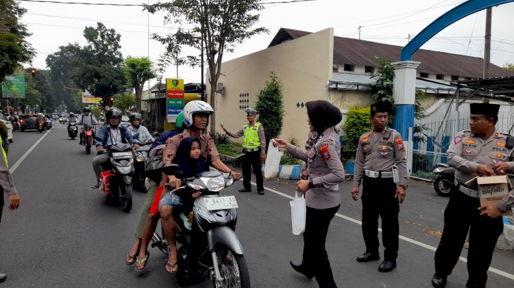 Polres Bondowoso Berbagi Takjil Sembari Edukasi Pengendara Tertib Lalu Lintas