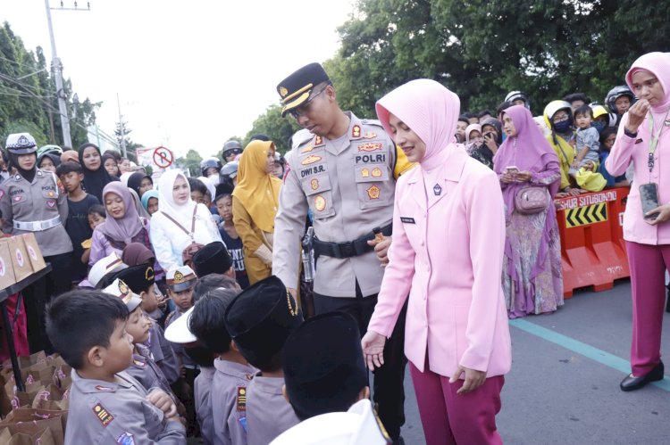 Ramadhan Berkah, 500 Paket Takjil Untuk Warga Dibagikan oleh Bhayangkari Polres Situbondo