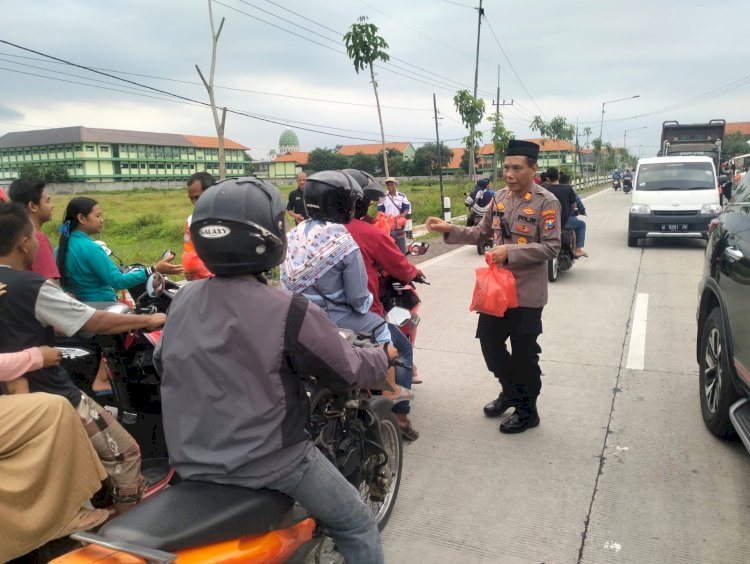 Beri Imbauan Kamtibmas Sambil Bagikan Takjil