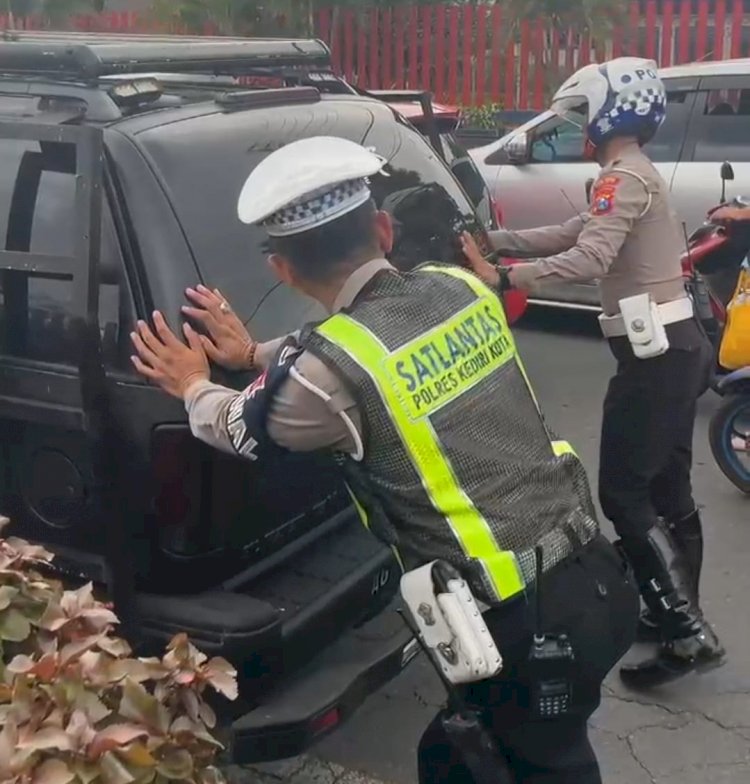 OPS Ketupat Semeru 2024 Polisi Bantu Kendaraan Pemudik Mogok di Kota Kediri