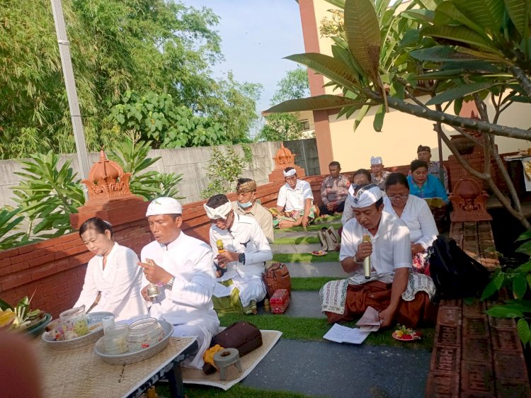 Sembahyang Bulan Purnama Di Pura Kertha Bumi Bhayangkara