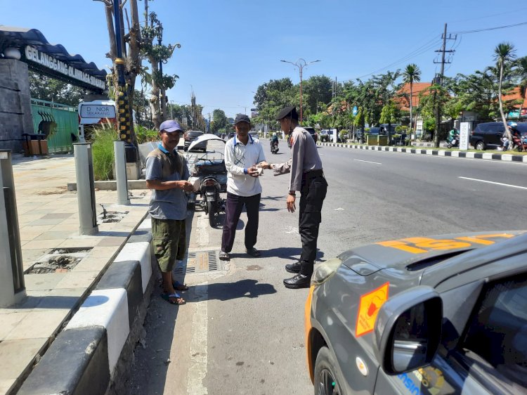 Sat Samapta Polresta Sidoarjo Patroli Kamtibmas sambil Berbagi