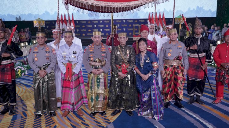 Kapolri Diberi Gelar Adat-Pusaka oleh Dewan Adat dan Kerajaan di Sulawesi Selatan