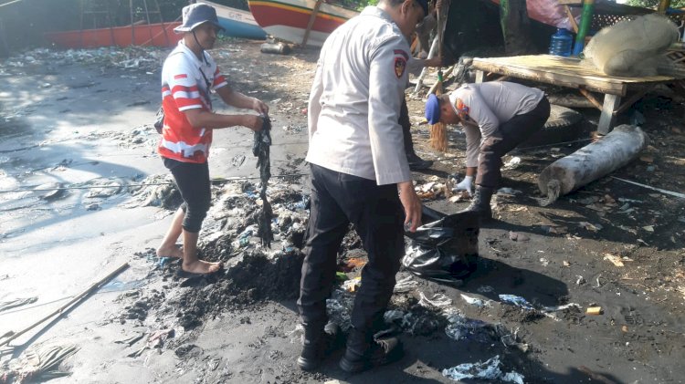 Hari Kelautan Nasional, Polres Probolinggo Bersama Masyarakat Bersihkan Pantai