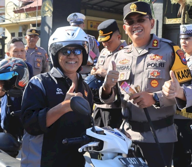 Operasi Patuh Semeru 2024, Polres Probolinggo Beri Hadiah untuk Pengendara Tertib