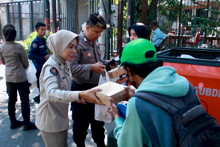 Jumat Berkah, Bidhumas Polda Jatim Berbagi Ratusan Nasi Kotak Gratis