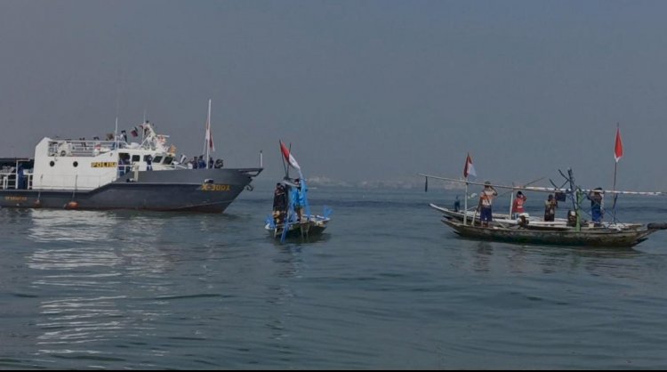 Ditpolairud Polda Jatim Bersama Nelayan Kibarkan Bendera Merah Putih di Selat Madura