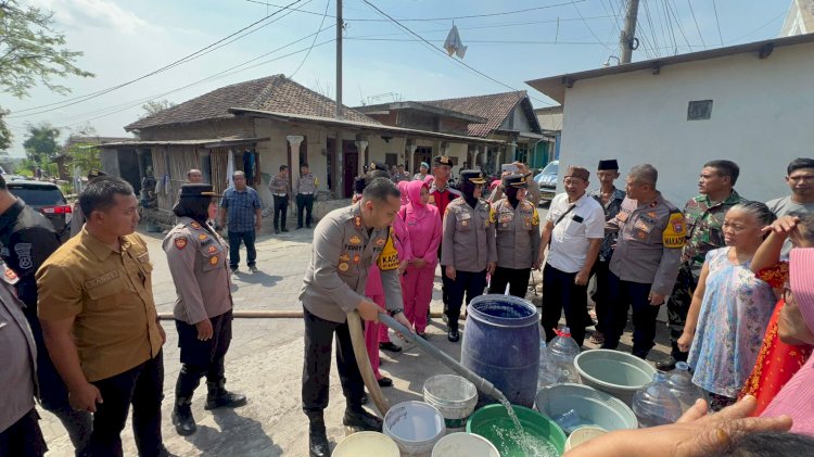 Polres Pasuruan Distribusikan Bantuan Air Bersih untuk Warga Terdampak Kemarau Panjang