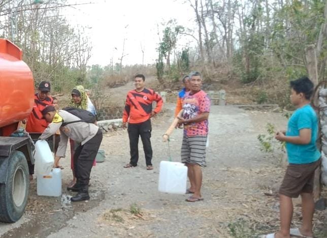 Polri Peduli, Polres Nganjuk Salurkan Bantuan Air Bersih di Tengah Kemarau Panjang