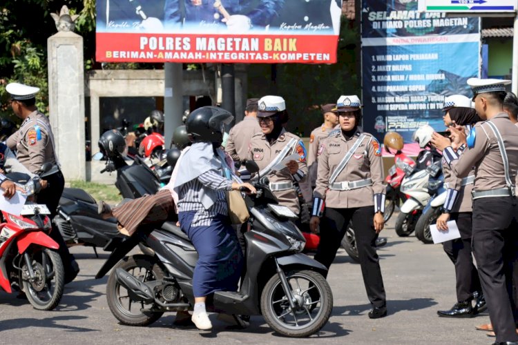 Aksi Humanis Polres Magetan di Operasi Zebra Semeru 2024, Berbagi Coklat Hingga Bunga untuk Pengendara