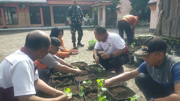 Wujudkan Asta Cita Polisi dan TNI bersama Warga Kota Mojokerto Gelorakan Swasembada Pangan