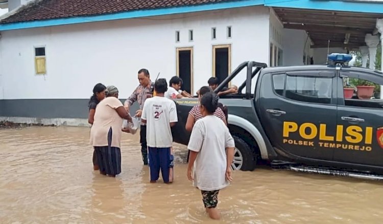 Gercep Polisi Tangani Banjir di Jember Perlancar Lalin hingga Bersihkan Rumah Warga Terdampak