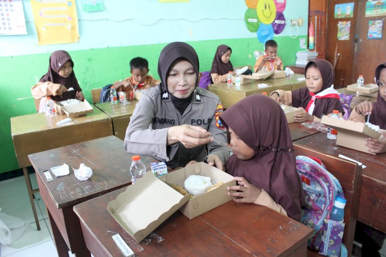 Sukseskan Asta Cita, Polres Probolinggo Berbagi Makanan Bergizi Untuk Pelajar Sekolah Dasar