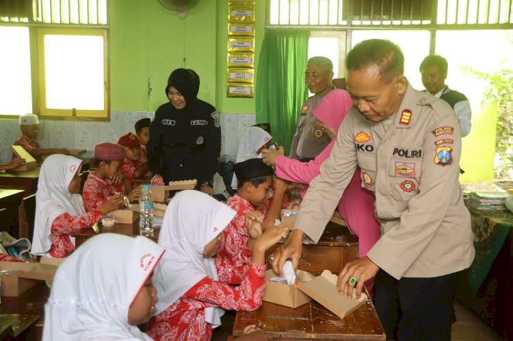 Wujudkan Asta Cita, Polres Probolinggo Berbagi Makanan Bergizi Untuk Siswa Sekolah Dasar