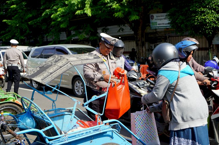 Jumat Berkah Polres Probolinggo Kota Berbagi Ratusan Nasi Bungkus di Pasar Baru