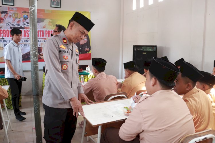 Polres Jember Berbagi Makanan Bergizi di Jumat Berkah Pelajar Jadi Sumringah