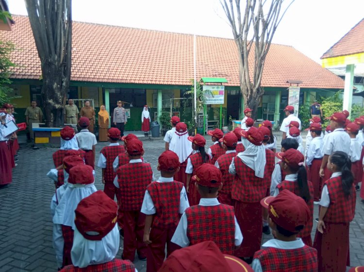 Polisi Tumbuhkan Kedisiplinan Sejak Dini, Hadir di SDN Banjarkemantren