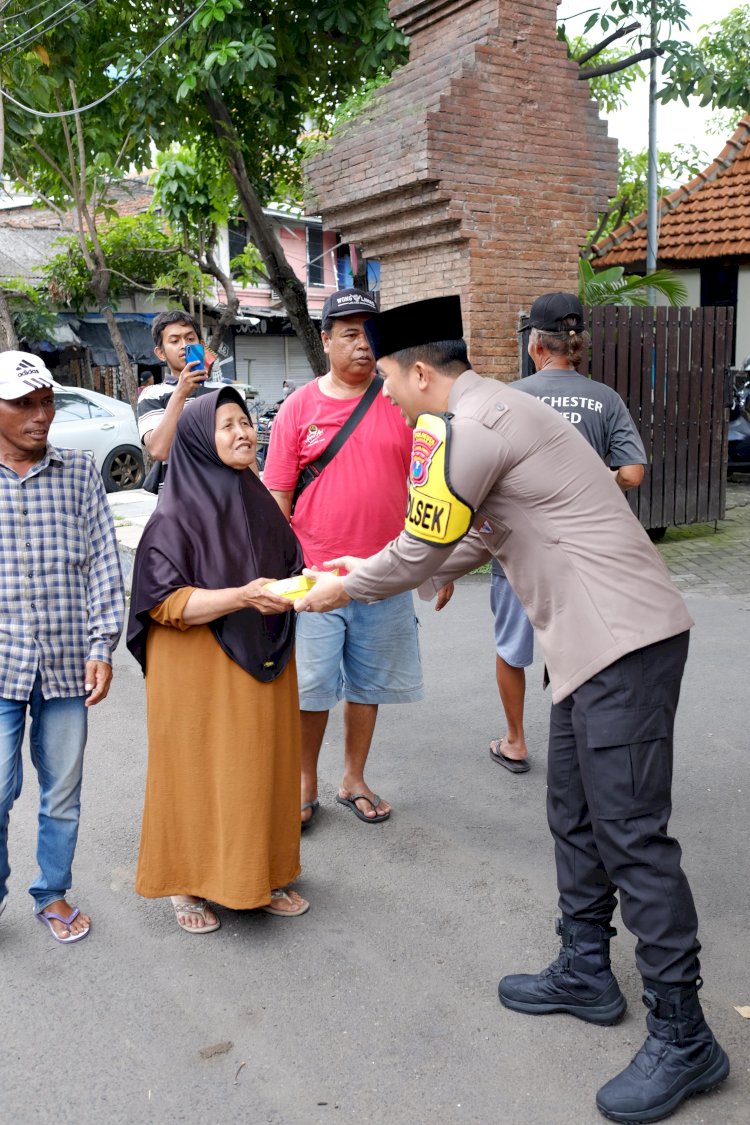 Indahnya Berbagi di Jumat Berkah, Polsek Taman Bagikan Makanan ke Warga di Jalan Raya Wonocolo