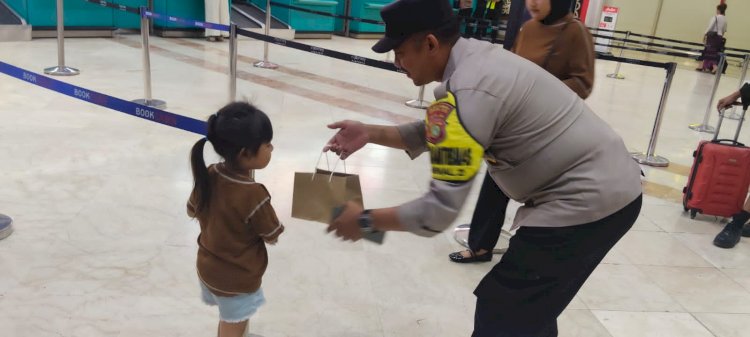 Polresta Bandara Soetta bersama Otoritas Bandara Berbagi Snack dan Minuman Gratis di Terminal 2